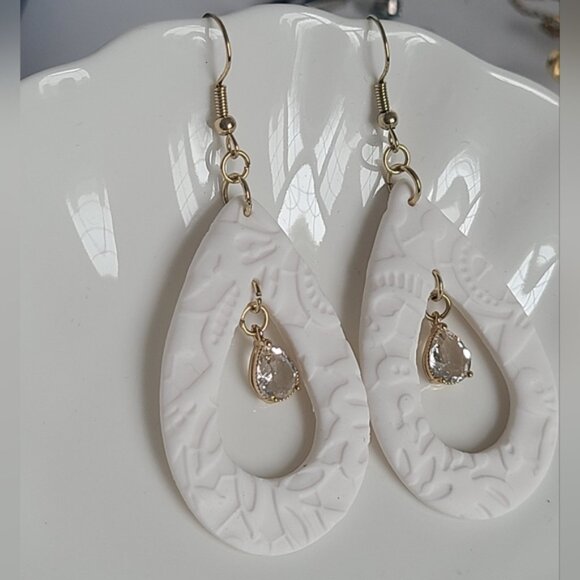 Gorgeous White Lightweight Gold Plated Pearl Drop Dangle Crystal Earring - Picture 2 of 8